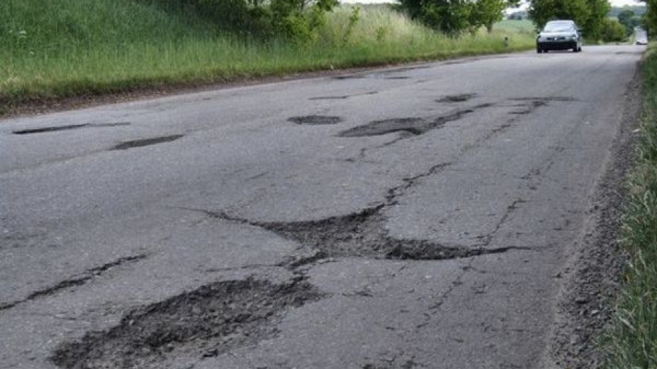 Път с ями вдига 4 села на бунт