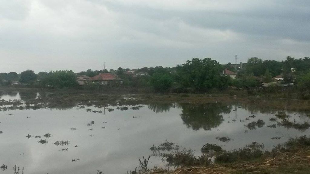 Скъса се язовирна стена край Петрич, хиляди декара ниви са под вода