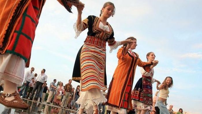 200 българи ще играят хоро на най-голямата сцена в света