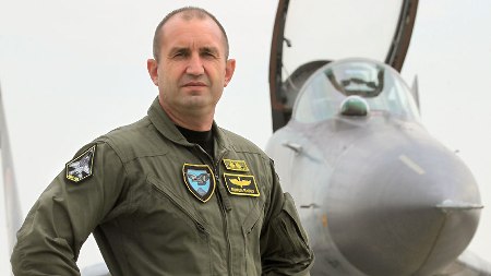 ВВС спряха полетите заради напрежението в армията