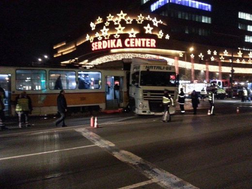 ТИР се вряза в трамвай на бул. "Ситняково" 9 ТИР се вряза в трамвай на бул. “Ситняково”