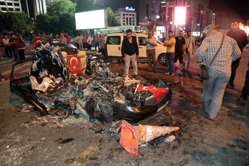 60 загинали и 336 задържани след опита за преврат в Турция (Видео)