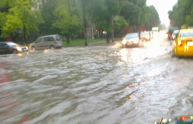 Невиждани порои и градушка удариха Подбалкана (Обновена)