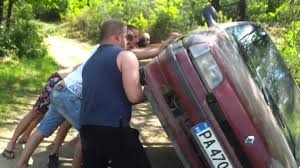 Вижте как българи сменят автомобилна гума (Видео)
