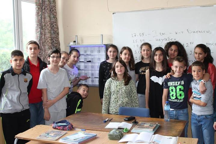 Плевенско училище монтира „гардероби“ за мобилни телефони