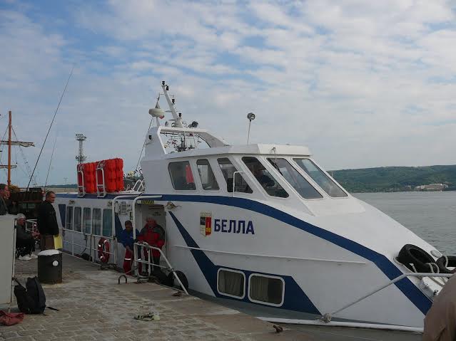 Варна вече има и морски градски транспорт (Снимки)