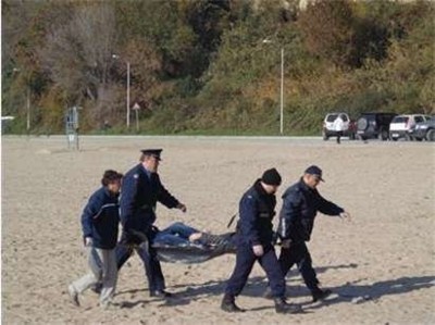 Намериха тялото на младо момиче на плажа в Бургас