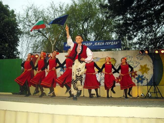 В село Първомай не работят само в Деня на труда