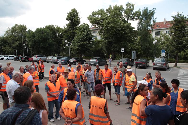 Служителите на „Титан-БКС“ на протест пред общината 1 5f2a20c2 75a5 a3e2