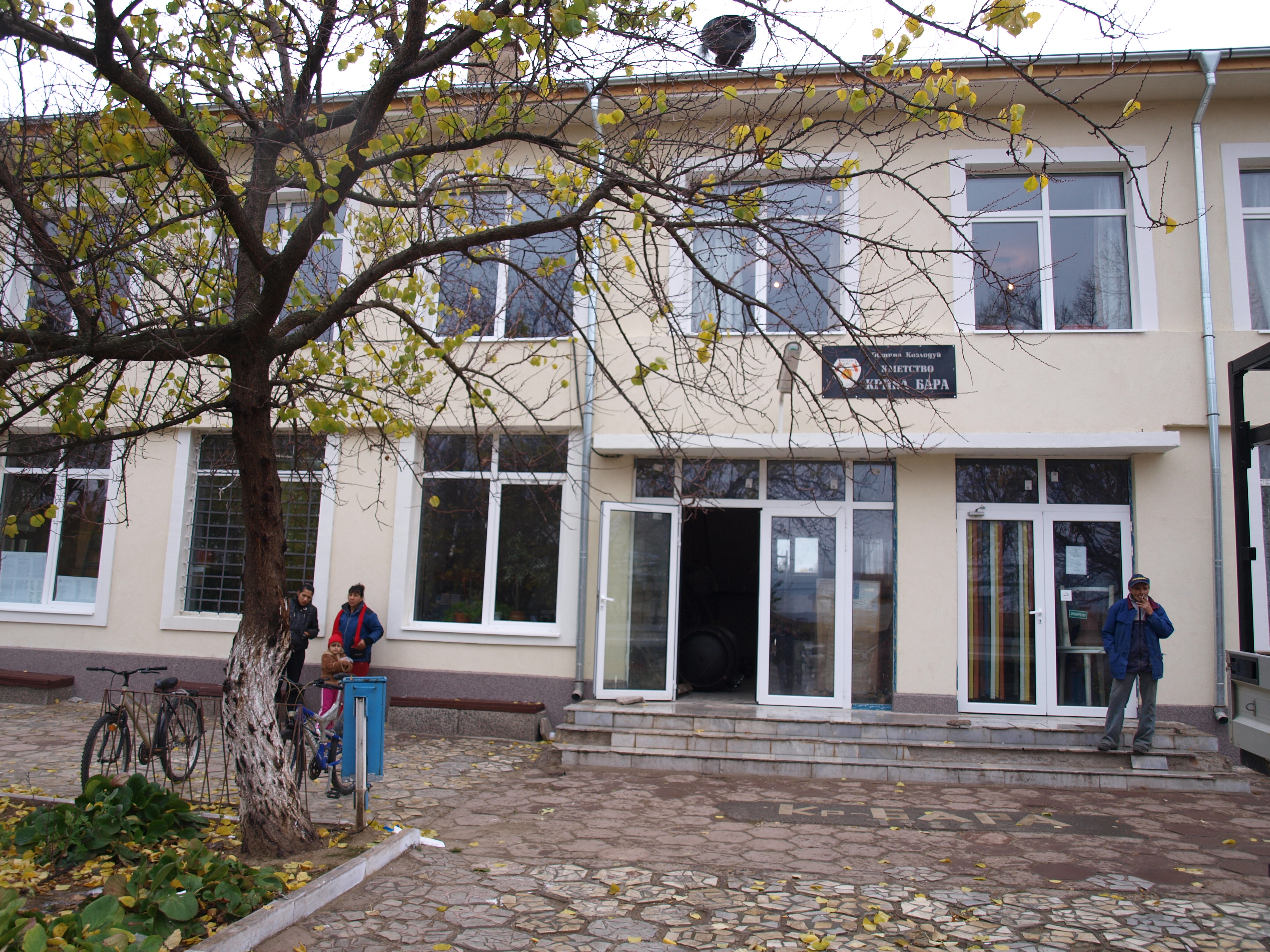 Кметът на Крива бара разчиства терена за сина