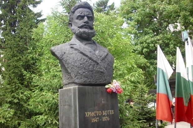 Вдигат 6-метров паметник на българските революционери в София