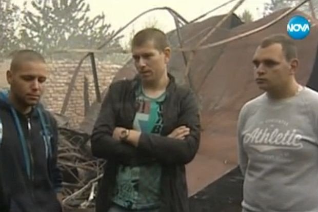 Четирима смели мъже спасиха дядо от горящата му къща