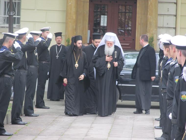 Посрещнаха патриарха с духовата музика на ВМС