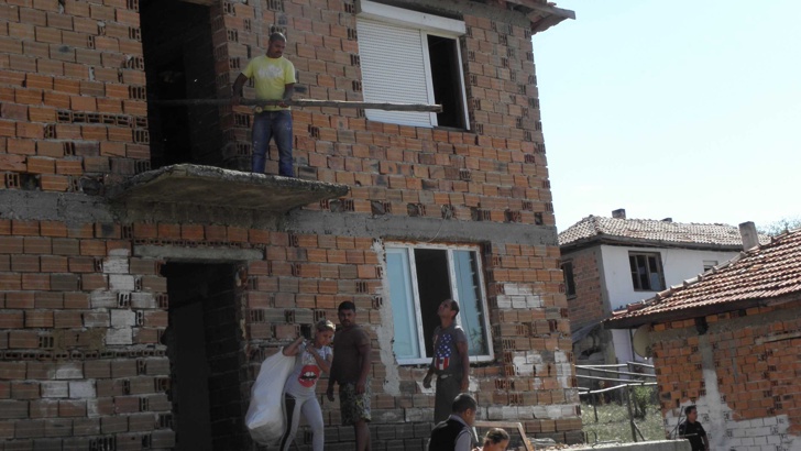 Багер бутна без пари къщите на пастора и брат му в Гърмен 1 82cc0c5b 4f5d d53e