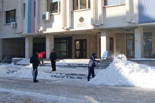 Затворници се включиха в чистенето на снега в Ловеч