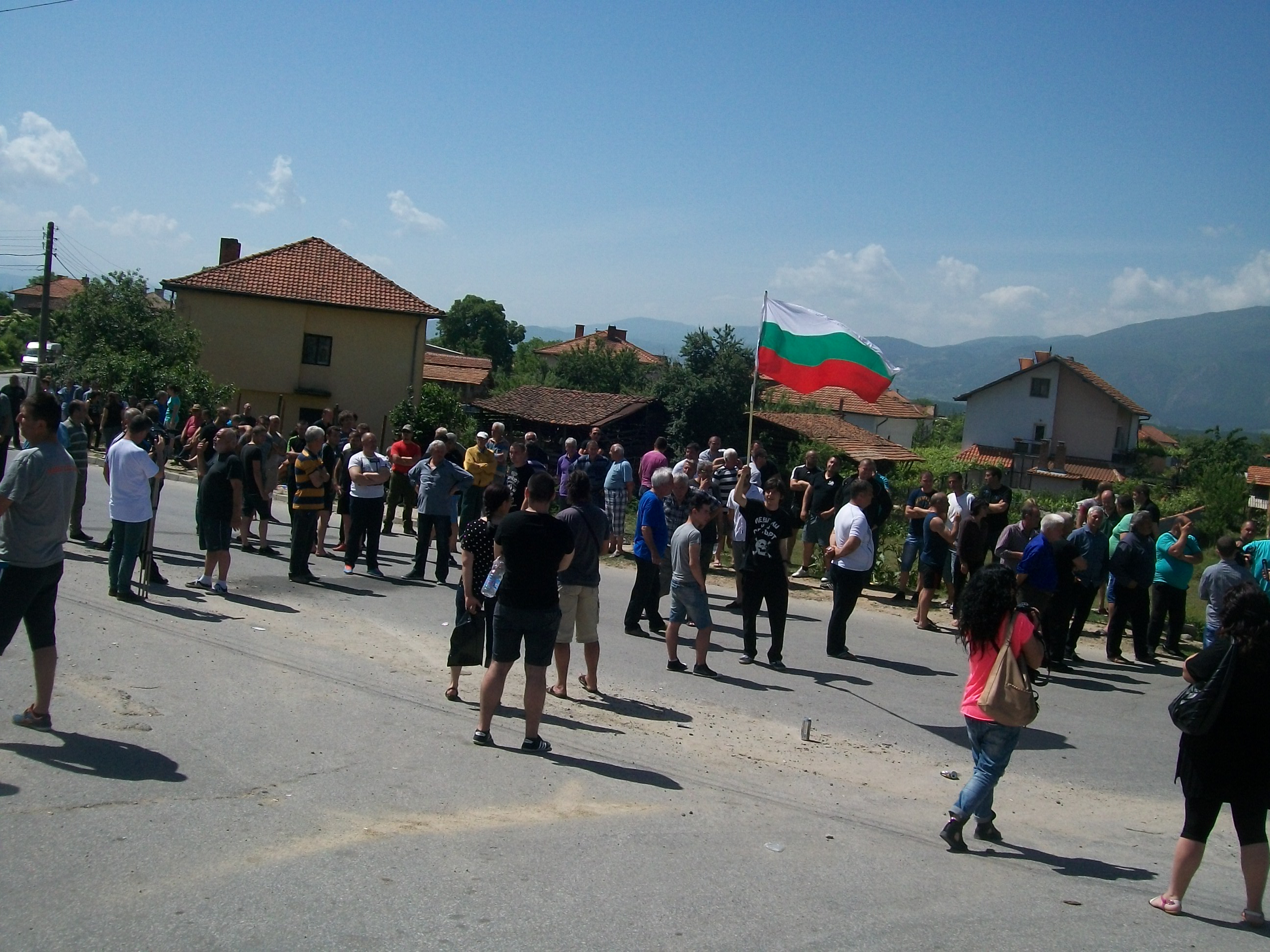 Стотици със знамена на протест срещу роми пред кметството в Гърмен