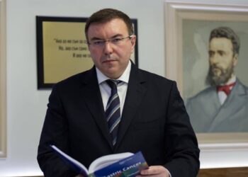 Здравният министър: Не застрашаваме учебната година с мерките срещу К-19