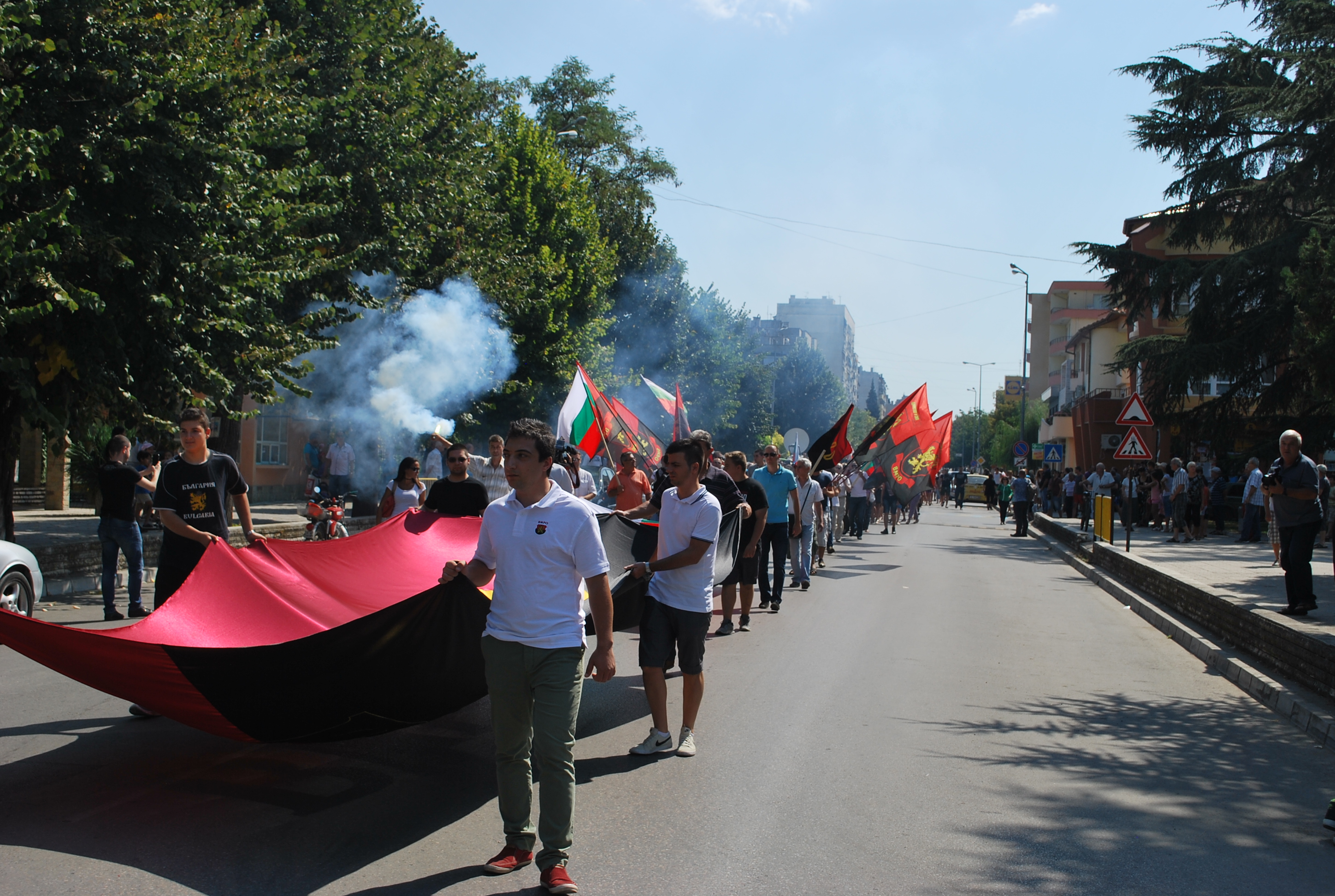 Стотици на протест в Харманли, искат изселване на бежанците от България (СНИМКИ)