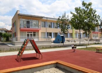 Деца играят и учат в чисто нова детска градина