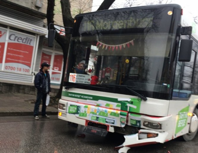 Шофьор натроши с бухалка градски автобус в Пловдив 9 Шофьор натроши с бухалка градски автобус в Пловдив