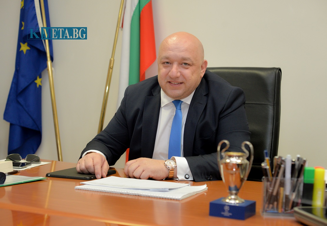 Министър Кралев откри учебната година в Спортното училище във Варна