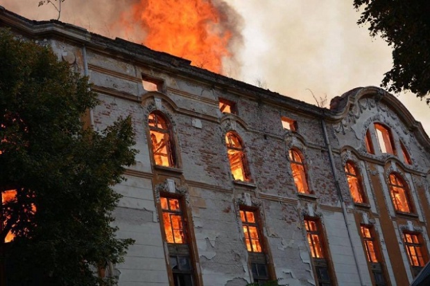 Пожарът на Тютюневия град в Пловдив не е изгасен напълно