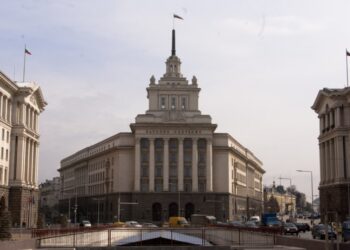 Депутати ще заседават в бившия Партиен дом наесен
