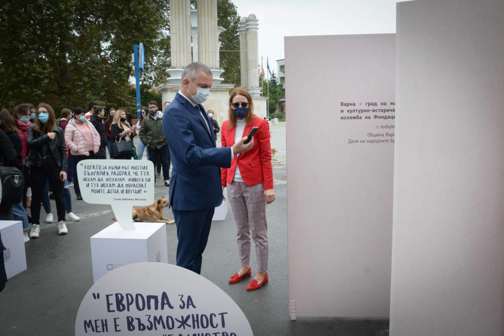 Двуметрова книга краси Морската градина 1 Българска памет подари интерактивна изложба на Варна DSC 0138