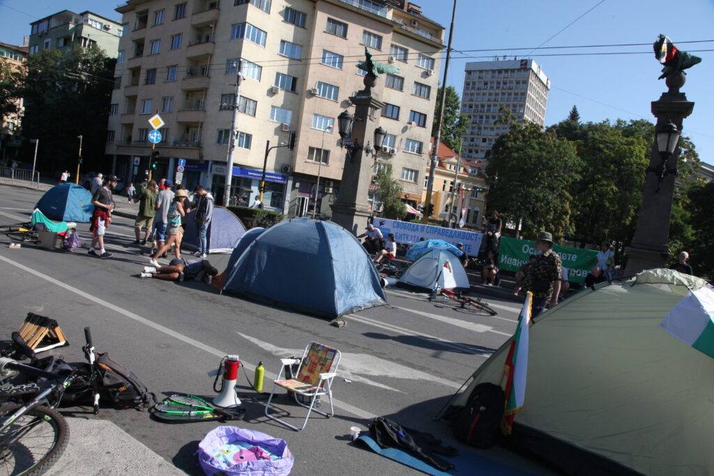 Орлов мост остава блокиран от палатков лагер 1 мост блокада