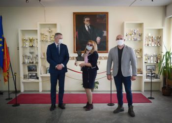 Варненско училище вече има бюст на патрона си