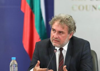 Министър Банов: Няма да се затварят пак театри, опери и кина