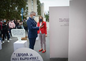 Двуметрова книга краси Морската градина