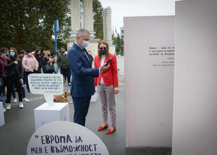 Двуметрова книга краси Морската градина 1 Българска памет подари интерактивна изложба на Варна DSC 0138