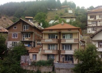 Село стана като Бевърли Хилс с новите си къщи