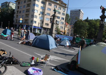 Орлов мост остава блокиран от палатков лагер