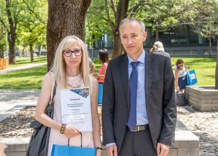 николова