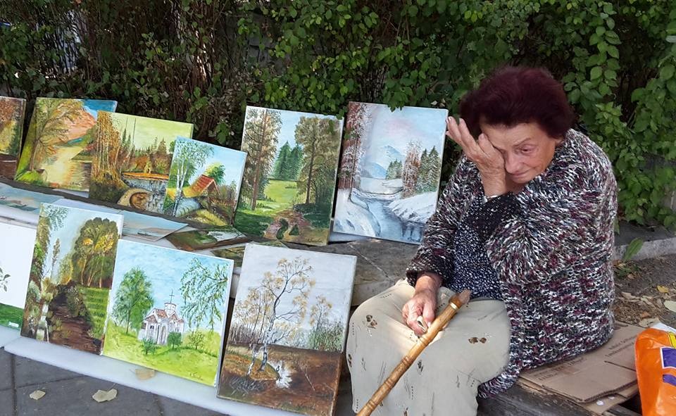 92-годишна бивша акушерка от Варна рисува, за да помогне на близките си
