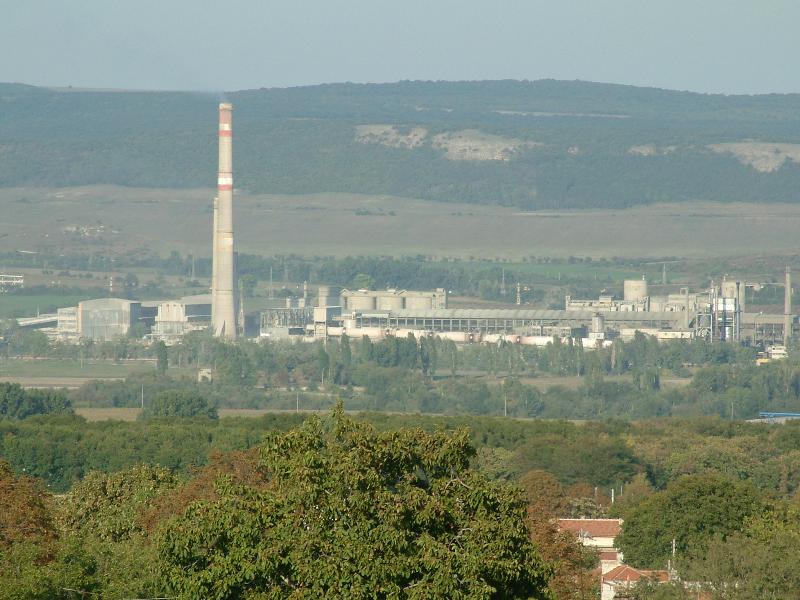 Химически завод системно обгазява Девня