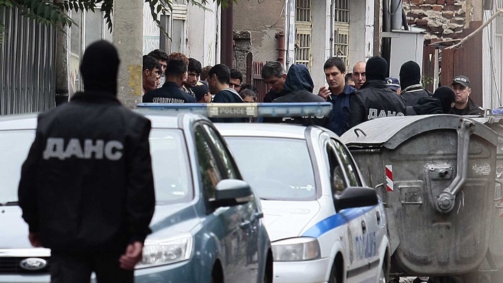 Задържаха десетки бежанци в столичен квартал