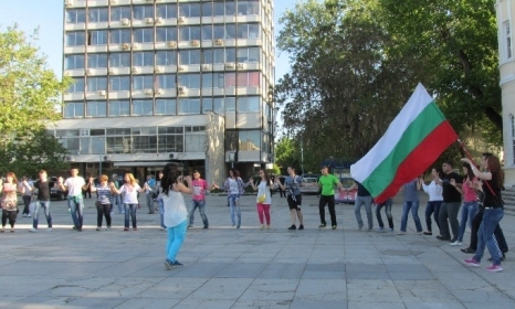 Пловдивчани на мълчаливо хоро в знак на протест