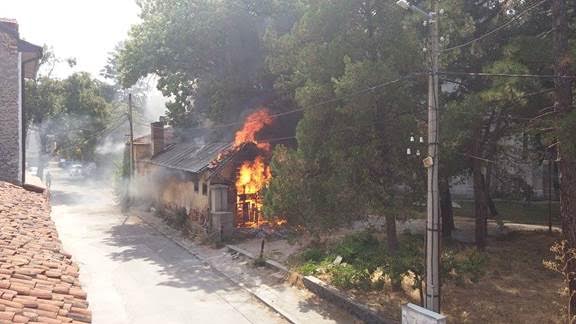 Пожар пламна до централния храм в Дупница