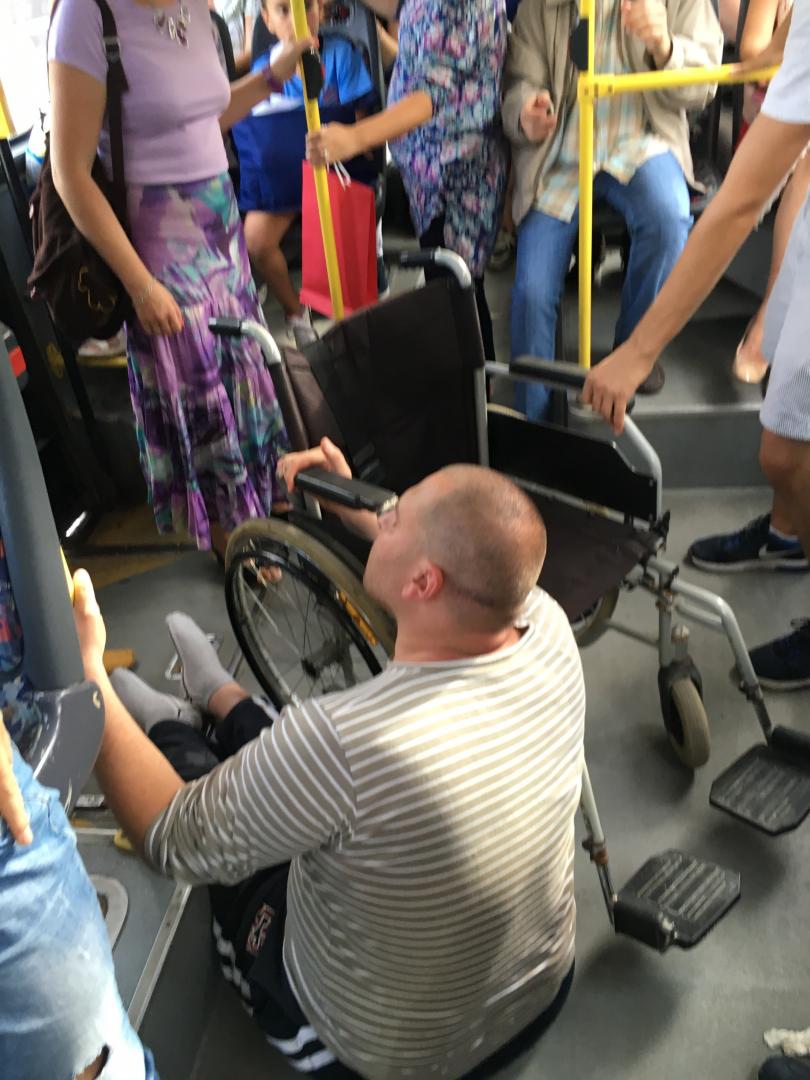 Шофьор на автобус отказва да спусне платформа за инвалид, плащали му малко 1 invald 1