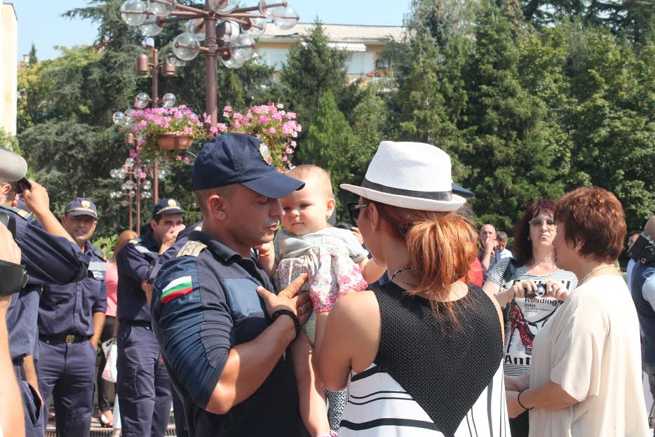 Огнеборци посрещнати като герои в Благоевград (СНИМКИ)