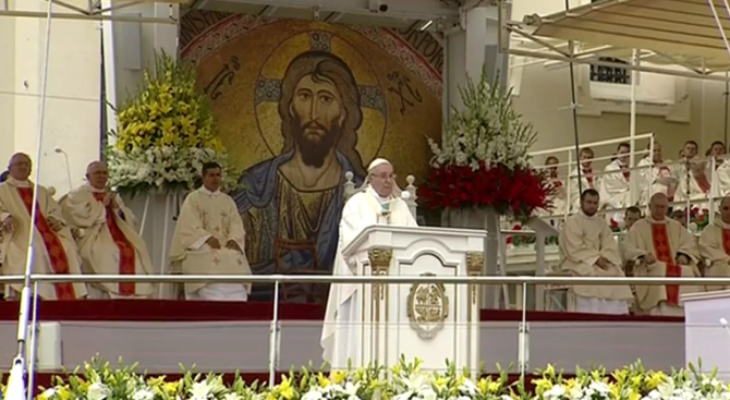 Папа Франциск се спъна и падна по време на литургия (Видео) 1 papa francisk se prebi po vreme na slujba video 390608 3