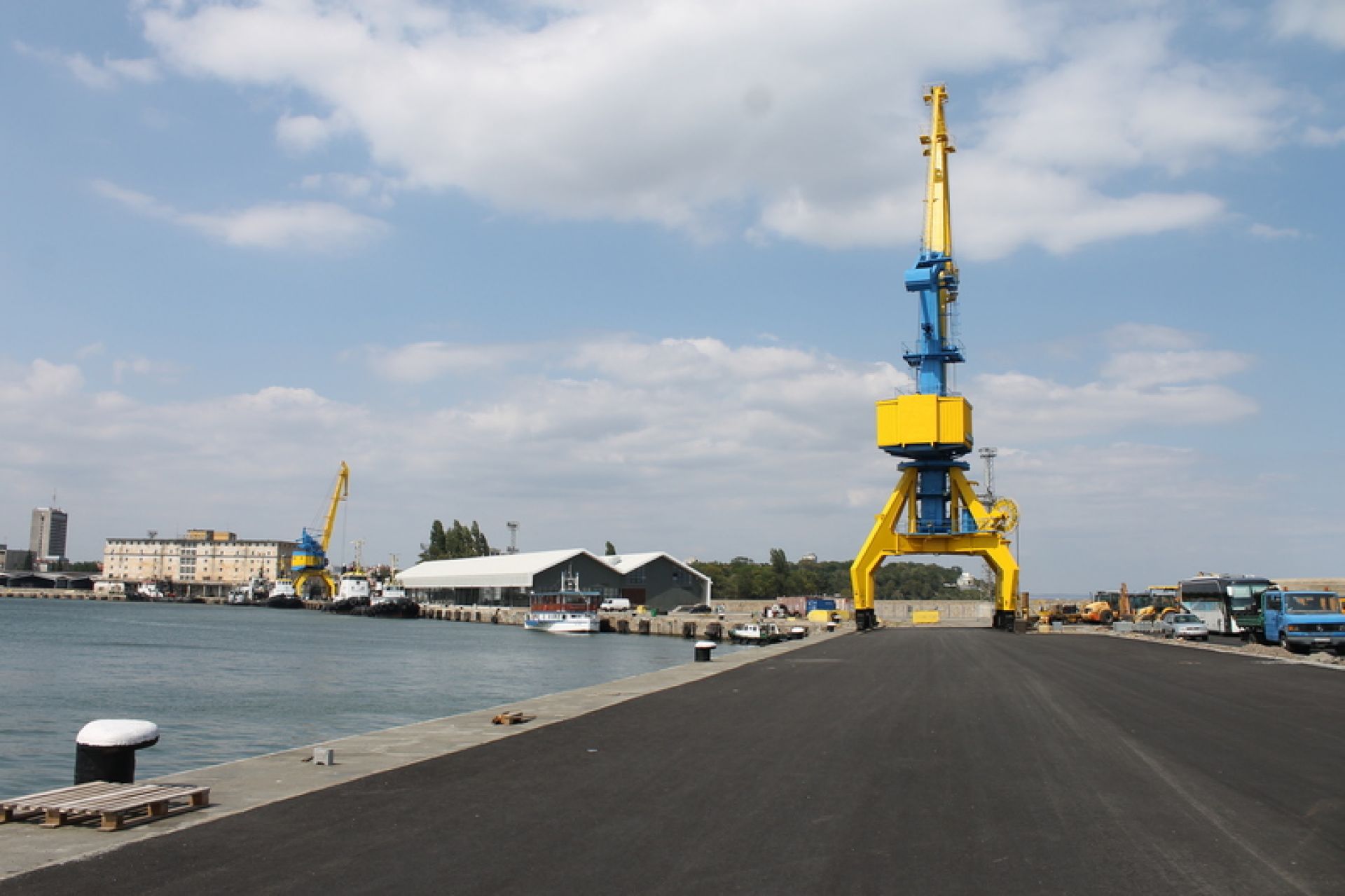 Просторни алеи заменят ръждясалите кранове до Морска гара в Бургас