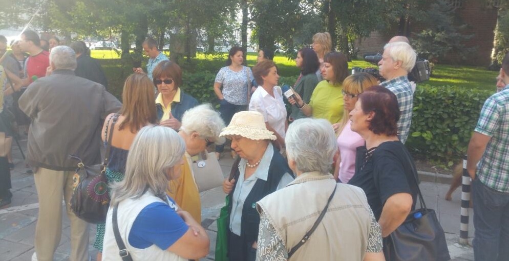 Малоброен протест срещу застрояването пред Столична община