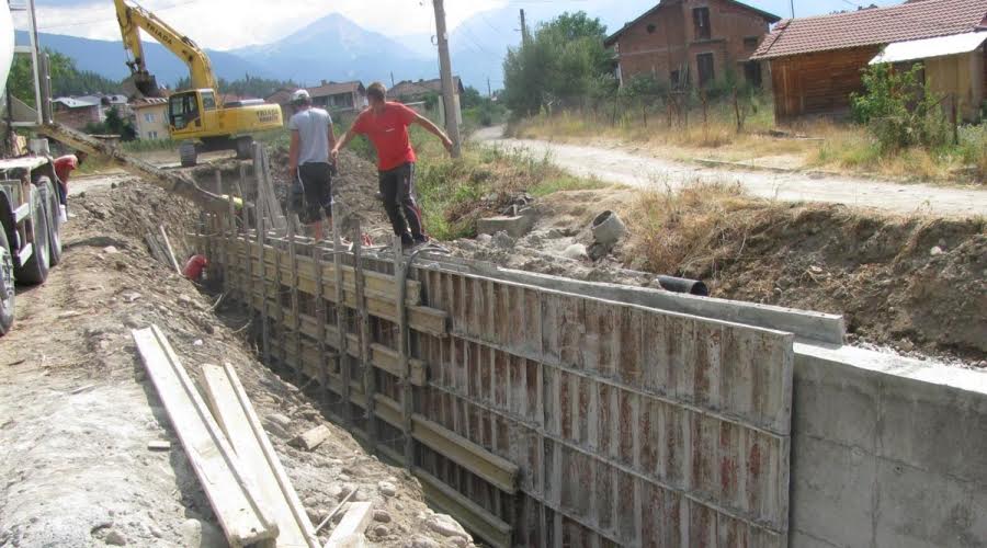 С подпорни стени „укротяват” река Пихла