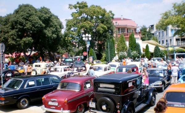 Колоритен ретро парад на автомобили в Поморие 1 retro parad2