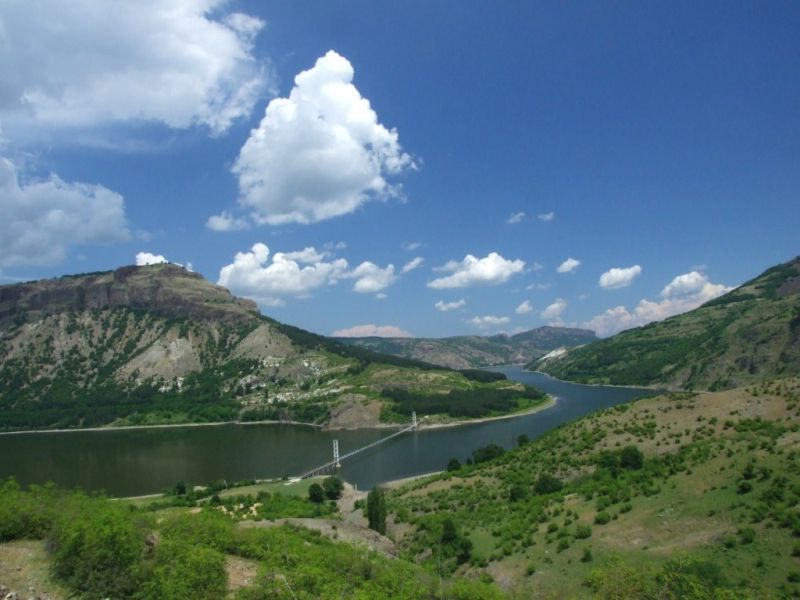 Ремонтират стена на язовир край Перник