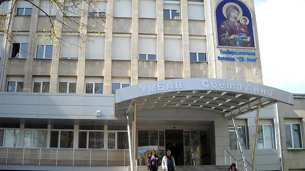 Лекари спасиха работник, прободен от арматурно желязо